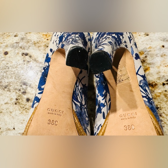 Gucci White/Blue Floral Print Canvas
Horsebit Peep Toe Platform Size 38. - Picture 4 of 5